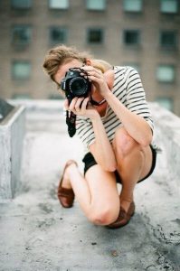 ผู้หญิงถือกล้องถ่ายรูป