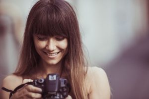 ผู้หญิงถือกล้องถ่ายรูป